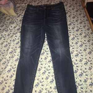AMERICAN EAGLE DARK WASH SUPER HI-RISE JEGGINGS